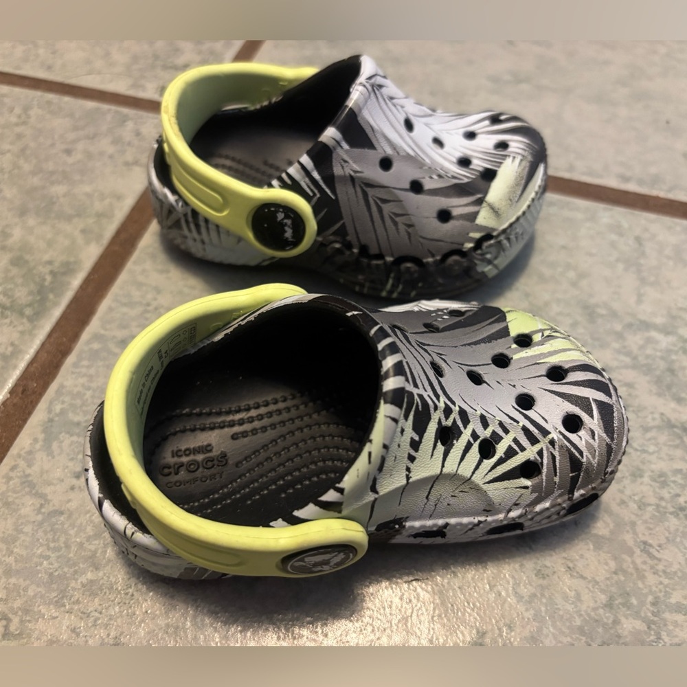 Crocs. Baby sz 4. So cute and GUC. Wicked fast shipping. - Picture 5 of 5